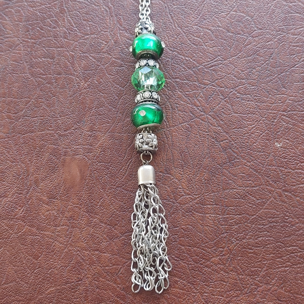 Long Green Glass Bead Tassel Pull Over Necklace Silver Tone (Missing Rhinestone)